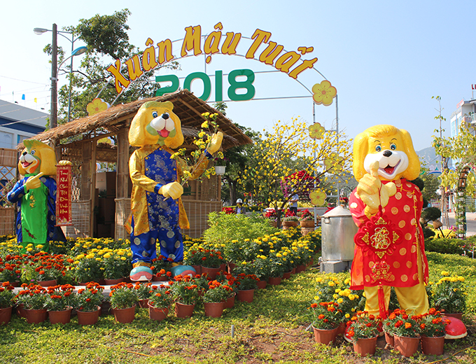 Decorations with statues of dog (zodiac animal of 2018) at Cam Ranh center