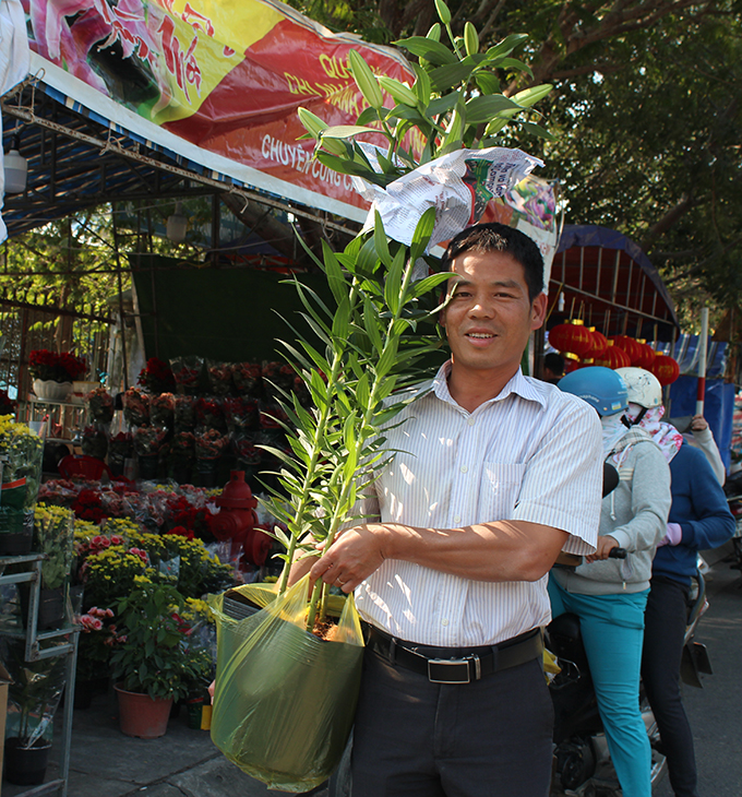 People buy flowers to decorate home during Tet holidays