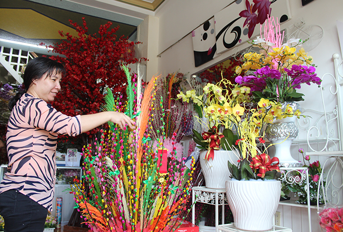 Spring flowers are also sold at many flower shops in Cam Ranh. Nguyen Thi Phuoc, owner of Dong Sen Flower Shop on Nguyen Thai Hoc Street said orchid blossom and rosa canina are being sold quite well at the same price as last year.   