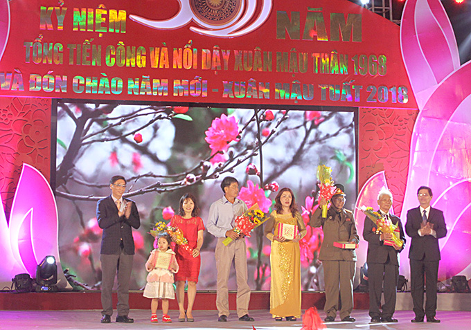 Nguyen Tan Tuan (left) and Le Duc Vinh (right) offering gifts to historical witnesses and relatives of soldiers and civilians who are living and working on the Spratly Islands.