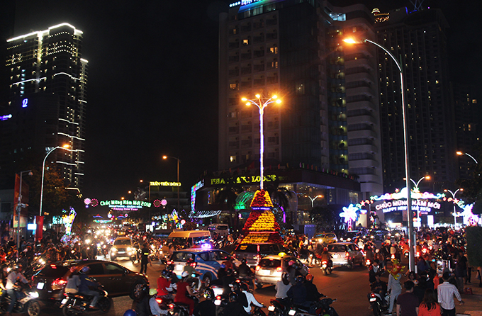 Numerous people flock to the streets on Lunar New Year’s Eve