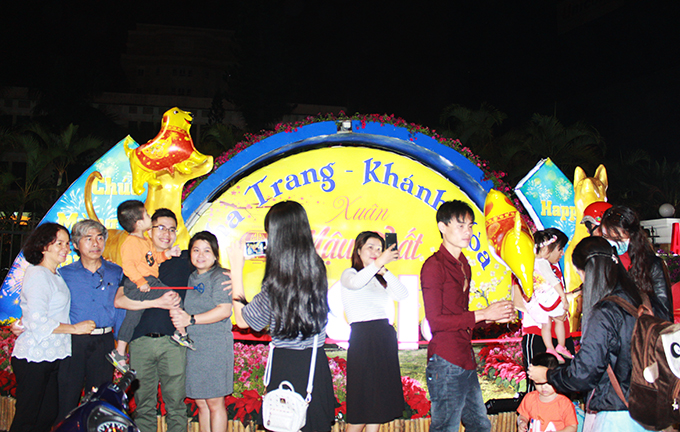 Many people like to pose with New Year decorations