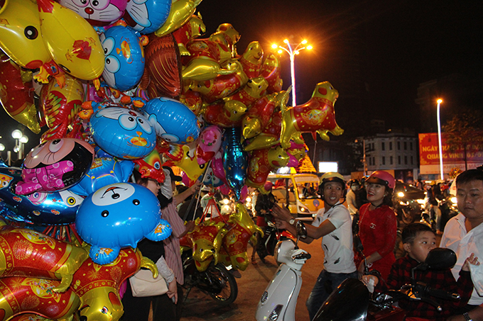 Many people buy dog-shape balloon to mark the Year of the Dog