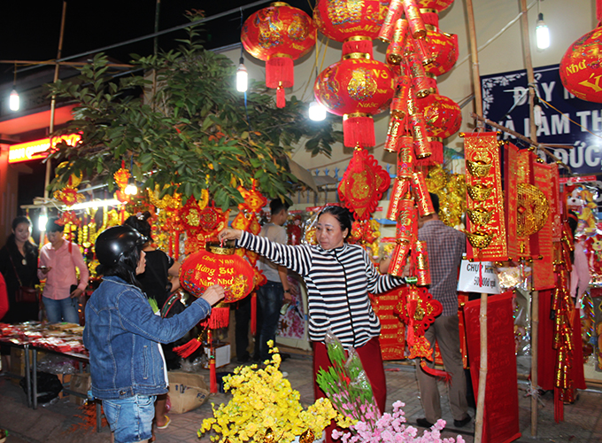 People buy Tet decorations on lantern street on New Year’s Eve