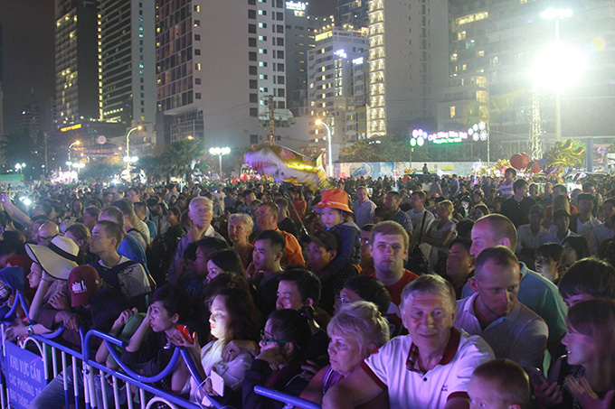 Lots of locals and tourists come to watch the program