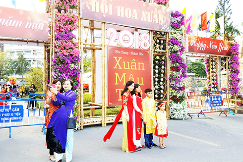 Eighty-one prizes given at closing ceremony of Spring Flower Festival 2018