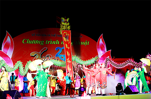 Hai Dang Song and Dance Troop perform on New Year’s Eve 