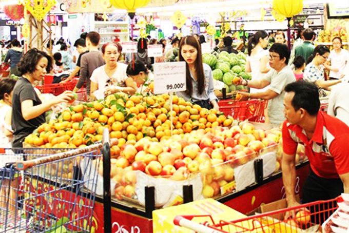 Buying fruits at Big C Nha Trang after Tet