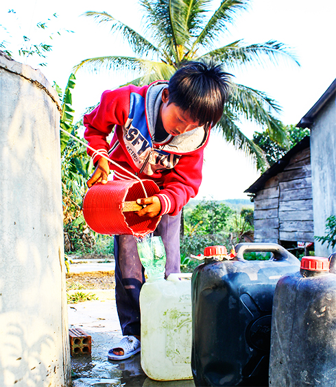 Residents in Khanh Son District often face lack of clean water .