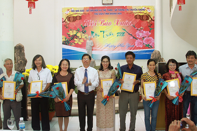 Nguyen Tan Tuan offering prizes to winning authors at Khanh Hoa’s Spring Flower Festival 2018