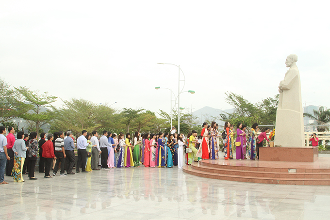 Attendees offer incense to Dr. Alexandre Yersin’s statue at Yersin Park 