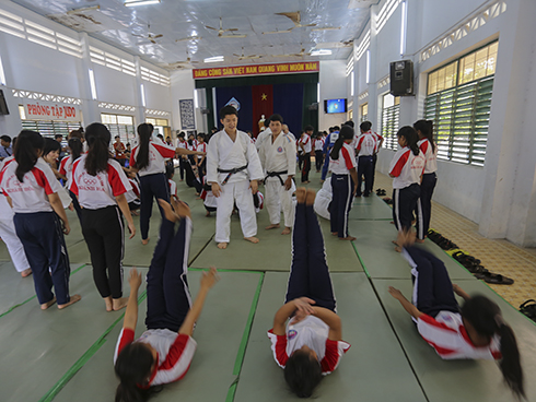 …and teaching pupils of Khanh Hoa Provincial Ethnic Minority School some basic techniques