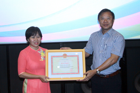 Le Van Hoa, Deputy offering certificate of merit of the Ministry of Culture, Sports and Tourism to Khanh Hoa Cinema Center.