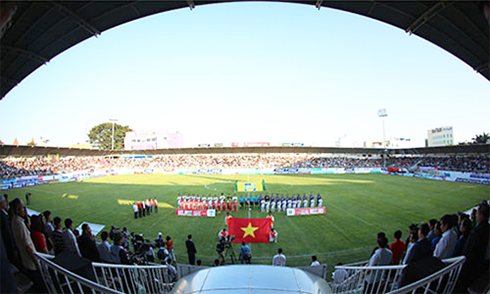 Pleiku Stadium crowded with spectators watching Hoang Anh Gia Lai playing Binh Duong