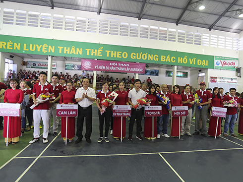 Teams receiving souvenir flags and flowers from organization committee