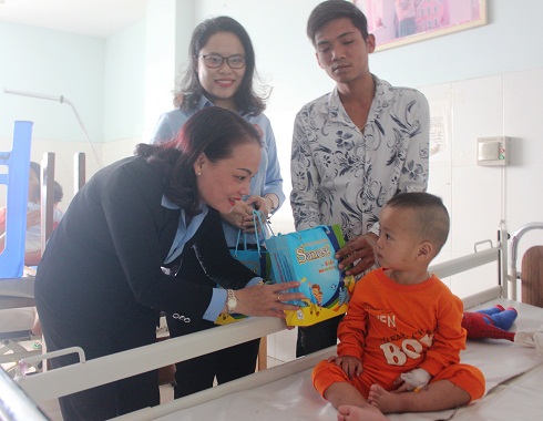 200 gifts for kid patients at Khanh Hoa General Hospital