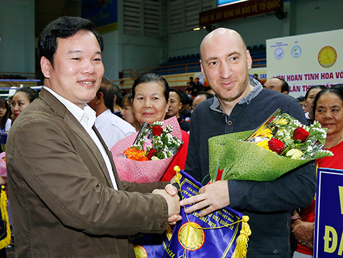 Organization Committee offering flowers and commemorative flags to teams