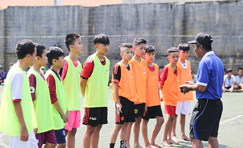 Over thirty contestants selected at enrollment for young football trainees in Khanh Hoa