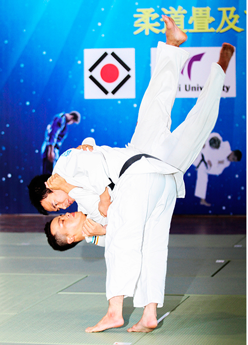 Judo athletes of Khanh Hoa and Japan in an exchange