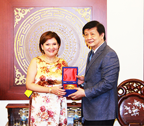Chargé d'Affaires of Colombia visits Khanh Hoa