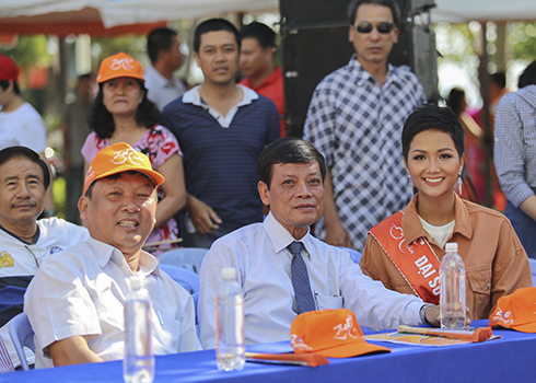 Stage 17 sees the presence of Miss Universe Vietnam 2017 H'Hen Niê