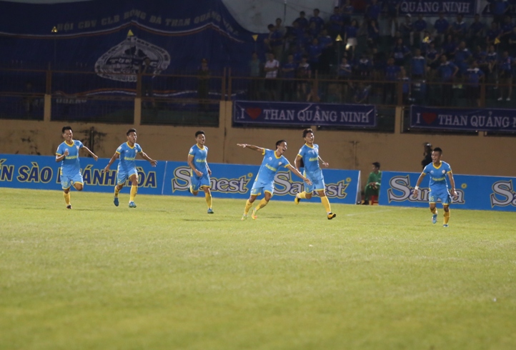 Players of Sanna KH-BVN celebrate victory over Than Quang Ninh