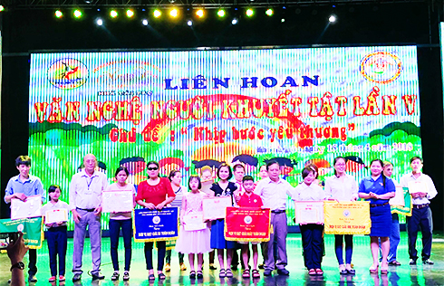 Eight units join Khanh Hoa's music festival for blind people