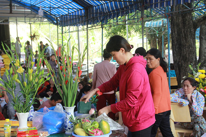 Pilgrim preparing offerings to offer to Holy Mother