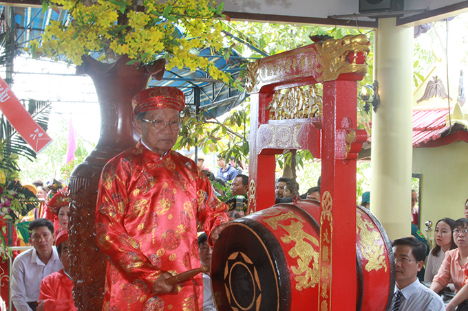 Luong Duy Hinh, Head of Management Committee of Am Chua monumental site, beating drum to begin the festival