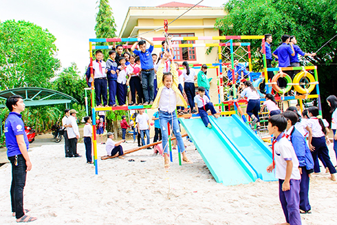 Integrated amusement playground project assistance