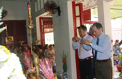 Nguyen Dac Tai offering incense to express gratitude to Great King Tran Hung Dao