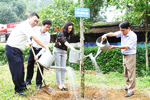 Editorial board of Khanh Hoa Newspaper and Phu Tho Newspaper planting tree at Hung Kings Temple Historical Site