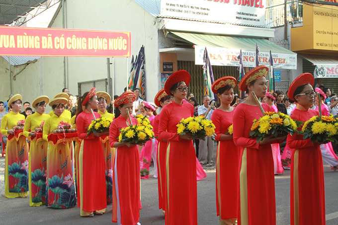 Ceremonial team bringing flowers and offerings to offer to altar of Hung Kings.