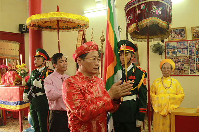 Nguyen Dac Tai offering incense to altar of Hung Kings…