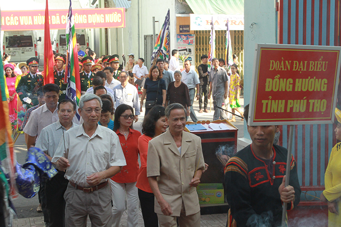 Delegation of Phu Tho Association of Fellow Countrymen in Khanh Hoa.