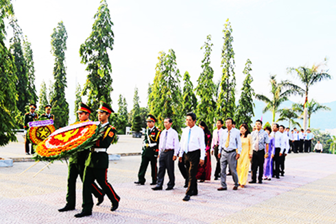 Khanh Hoa leaders lay wreath at Hon Dung Martyr Cemetery