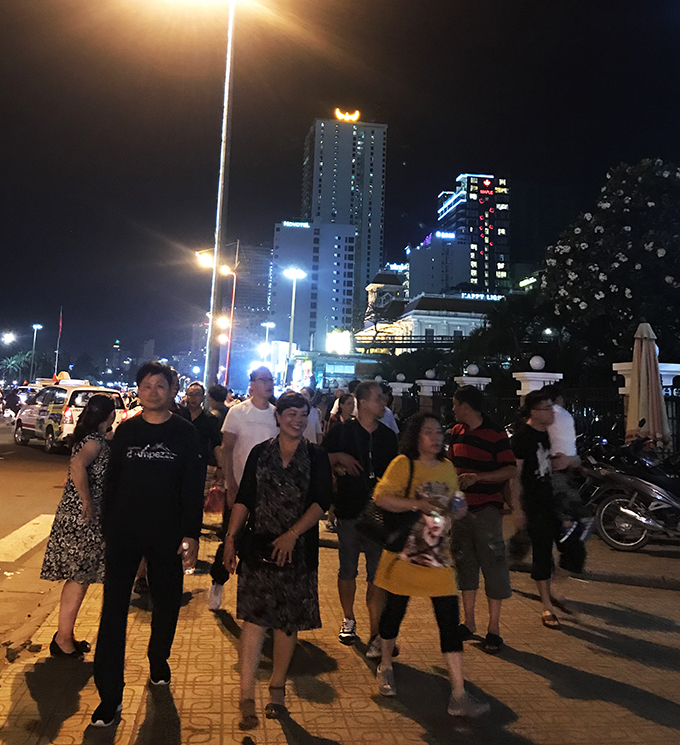 Night tourist attractions in Nha Trang crowded on Vietnam's Reunification Day