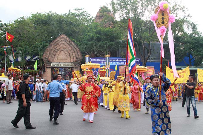 Procession and flower lanterns floating of Ponagar Temple Festival