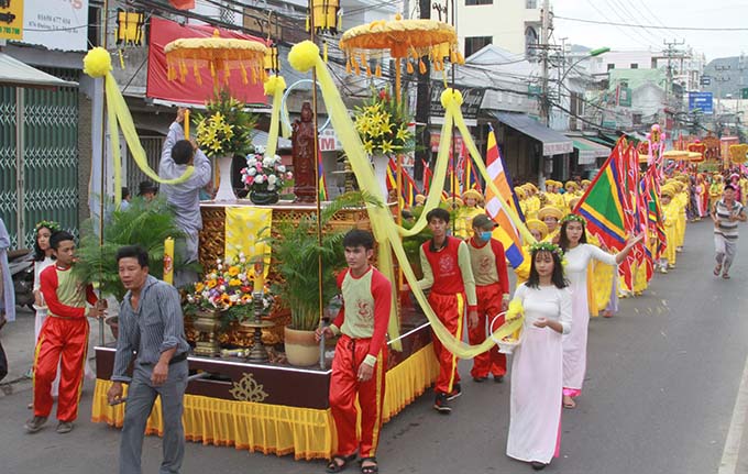 Floating carrying statue of Buddha 