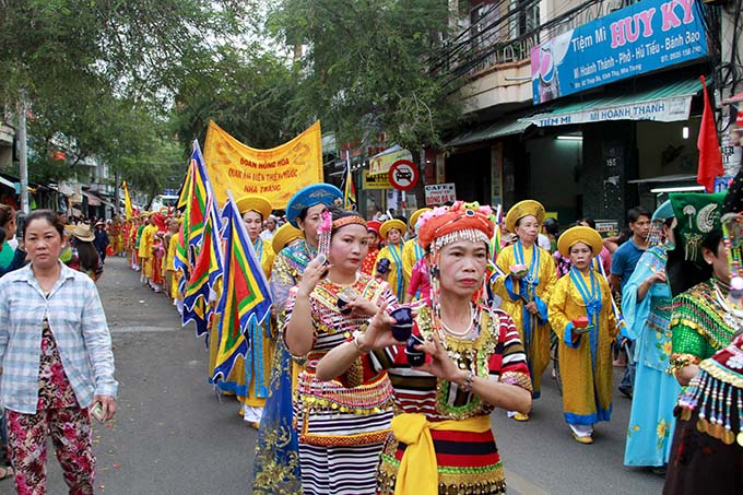 Procession announces its movement along streets with musical instruments