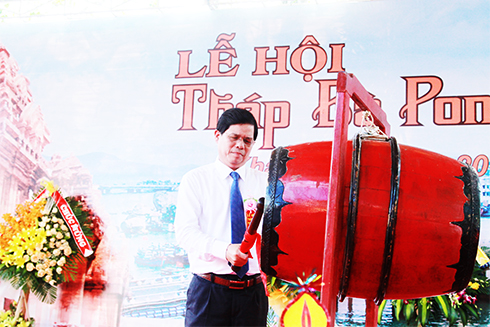 Nguyen Tan Tuan beating drum at festival’s opening ceremony.