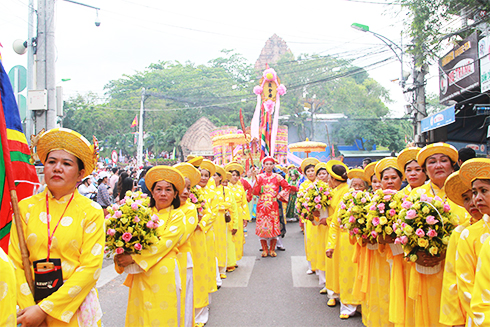 Groups of pilgrims attending Ponagar Temple Festival 2018