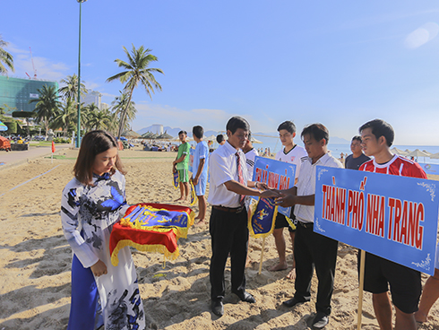 Organization committee offering commemorative flags to teams.