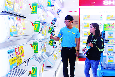 Buying air-conditioner at an electronic store in Nha Trang