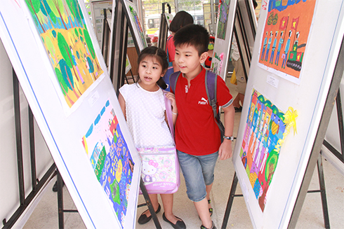 Children at exhibition of children’s fine arts awards 2017