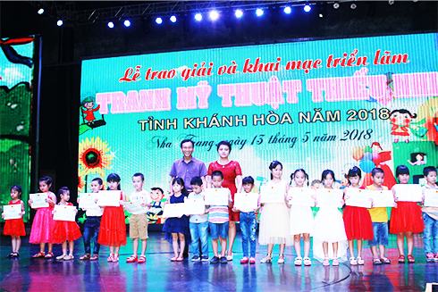 375 prizes awarded at Khanh Hoa's fine arts awards for children
