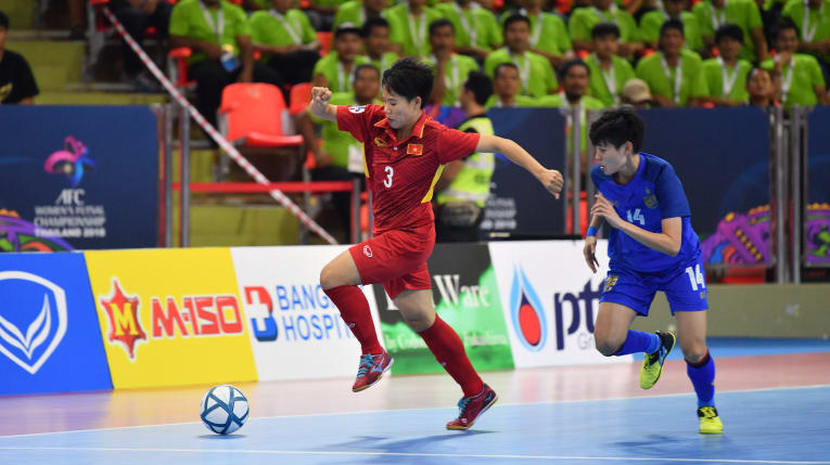 Vietnam (in red)  playing Thailand in third place playoff (Photo: AFC)