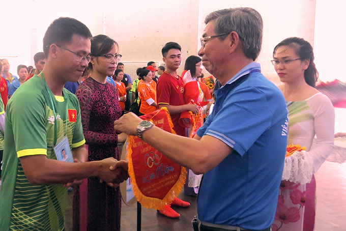 Organization committee giving commemorative flags to teams