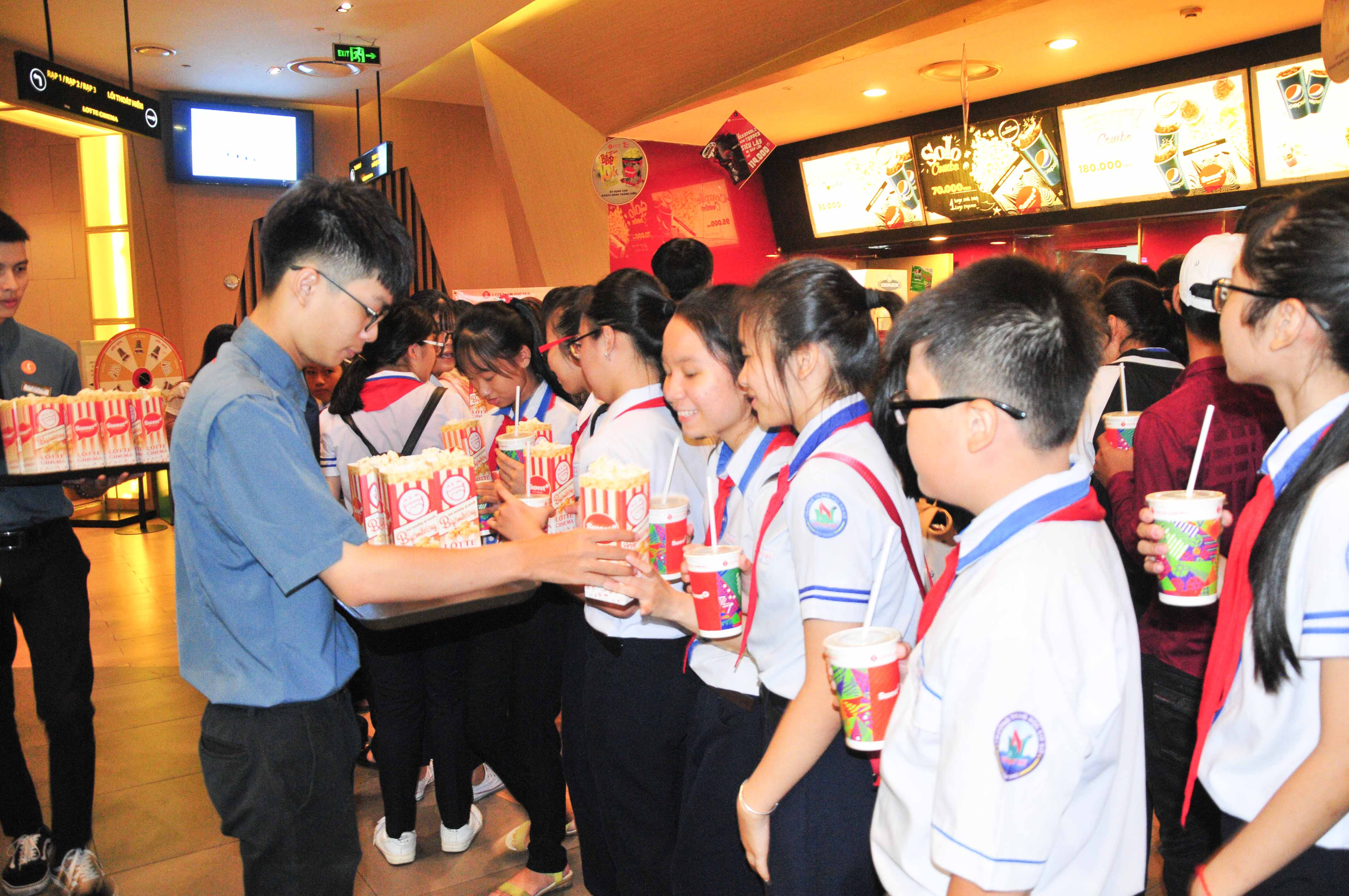 Students are given popcorn and drink free of cost