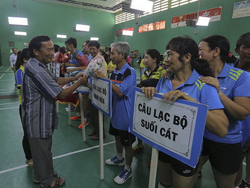 Organization committee offering commemorative flags to teams